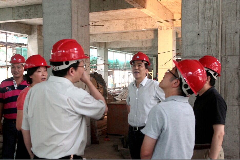 沈志云總經(jīng)理一行視察佑圣大廈項(xiàng)目