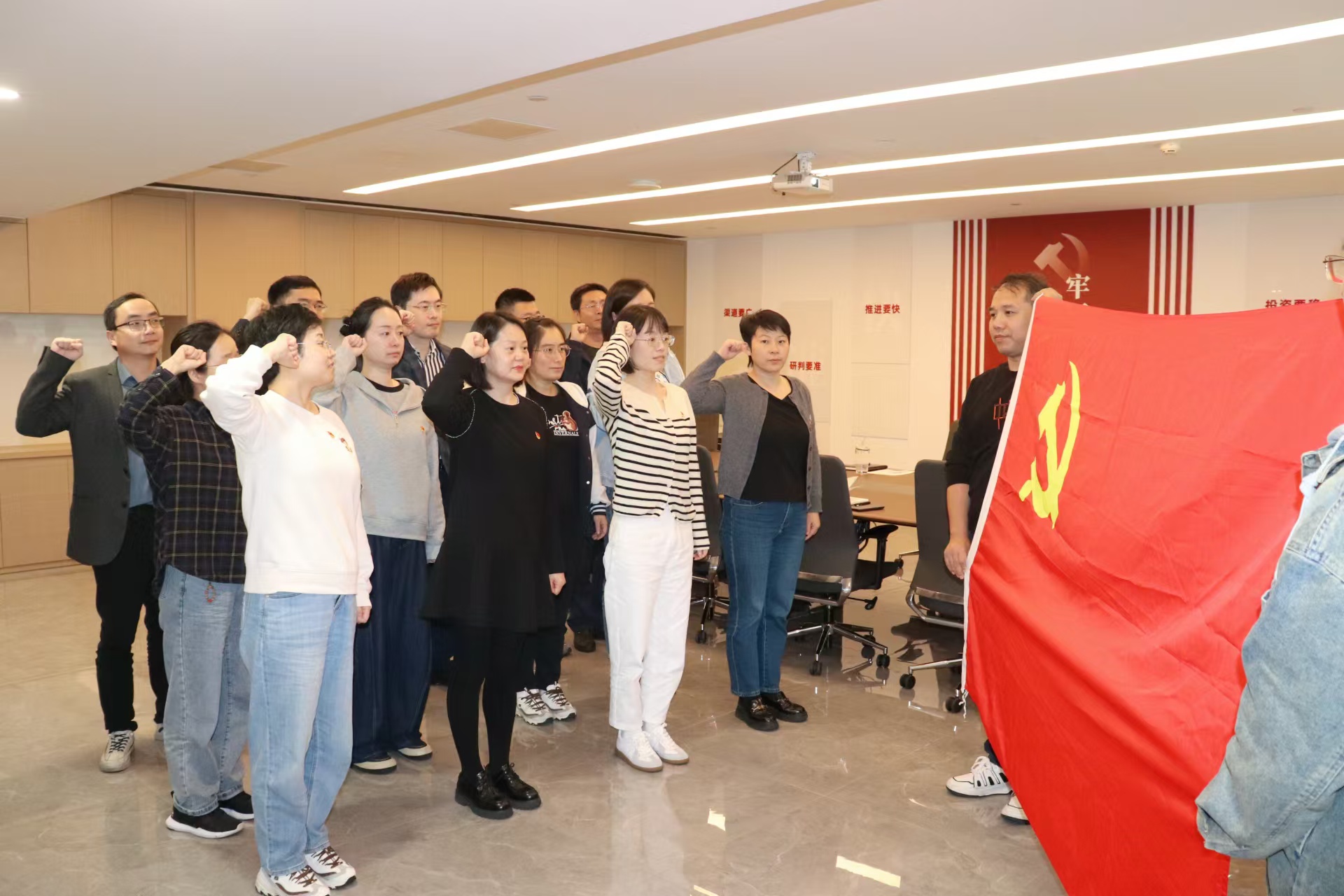 廣杰典當公司聯合黨支部開展“循跡溯源看歷史 踔厲奮發向未來”主題黨日活動